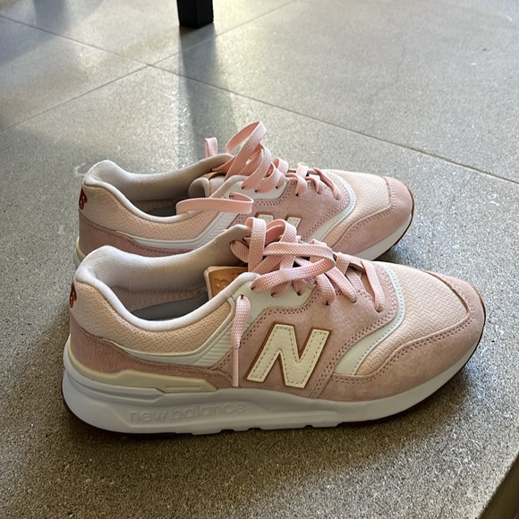 New Balance Shoes - New balance pink tennis shoes/ size 7